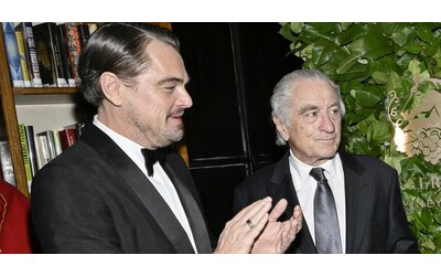 Modificano sul gobbo il discorso di De Niro contro Trump, ma l’attore tira fuori lo smartphone e lo legge. L’attacco ad Apple: “Non li ringrazio”