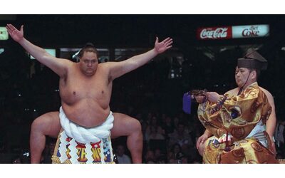morta akebono tar la leggenda del sumo aveva 54 anni fu il primo straniero a diventare yokozuna