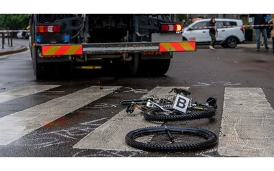 morti in bici a milano annullato l obbligo di sensori per i camion per il tar pu decidere solo lo stato non il comune