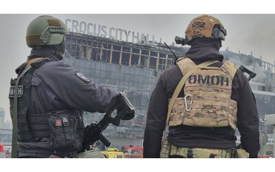 mosca sono almeno 115 le vittime dell attentato al crocus city hall russia arrestati tutti gli attentatori avevano contatti in ucraina