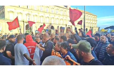 Napoli, centinaia di disoccupati sfilano per le strade del centro: “Vogliamo lavorare, servono soluzioni concrete”