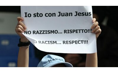 Napoli, giocatori in ginocchio per dire no al razzismo. Altra iniziativa in polemica per la mancata squalifica di Acerbi