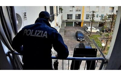 Napoli, i killer entrano in casa per ucciderlo: si getta dal balcone per...