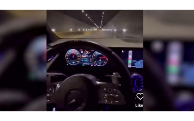 napoli in auto a 200 chilometri all ora lungo la galleria vittoria posta il video sui social la denuncia gli va stracciata la patente