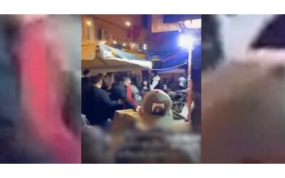 napoli maxi rissa in una via dei quartieri spagnoli volano tavoli e sedie un ferito cinque arresti