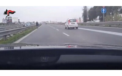 napoli si allontana da una casa di riposo e vaga in superstrada tra le auto che sfrecciano 80enne salvato dai carabinieri