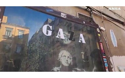 Napoli, sulla “Madonna con la pistola” di Banksy compare un messaggio per Gaza – Video