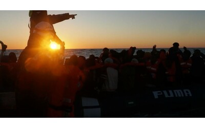 Natale sulla Sea Watch per 118 migranti, soccorsi in due interventi nel Mediterraneo. Anche un bimbo di 3 anni a bordo della nave ong
