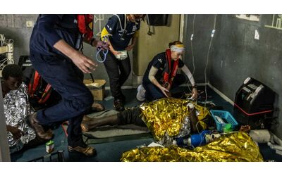 Naufragio nel Mediterraneo, morto uno dei 25 migranti soccorsi dalla Ocean...