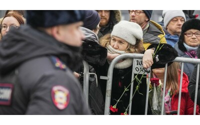 navalny a putin non riesce l ultima umiliazione ai funerali la folla grida non abbiamo paura