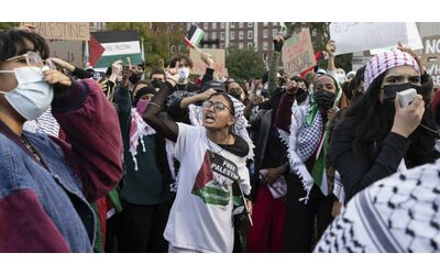 New York, oltre cento studenti che manifestavano per il popolo palestinese...