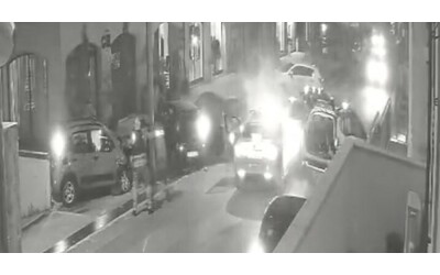 Non si ferma all’alt e si schianta contro auto della polizia: l’inseguimento a Reggio Calabria