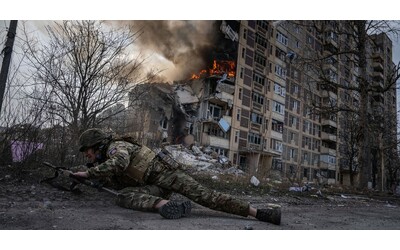 non si ferma l avanzata russa in ucraina conquistati altri due villaggi nel donetsk zelensky senza gli aiuti usa rischiamo la sconfitta