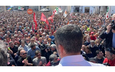 Non solo Bari, tutta la Puglia in piazza con Decaro: sindaci, studenti, anziani. Canfora: “Qui un secolo fa cacciarono le bande fasciste”