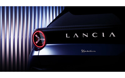 Nuova Lancia Ypsilon, il posteriore è un omaggio alla Stratos che trionfava nei rally – FOTO