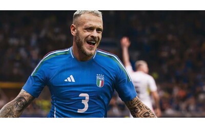 Nuova maglia dell’Italia per Euro2024, sul colletto la scritta patriottica dall’Inno di Mameli: polemica sui social