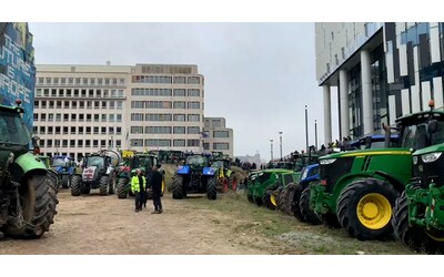 nuova protesta degli agricoltori a bruxelles 250 trattori intorno alle sedi ue roghi davanti all eurocamera polizia usa idranti e lacrimogeni