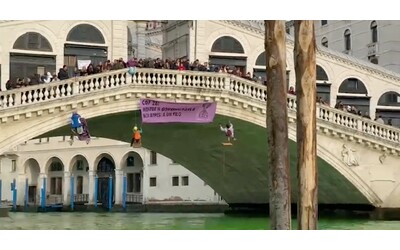 nuovo blitz a venezia il canal grande si colora di verde gli attivisti di extinction rebellion sul ponte di rialto noi appesi ad un filo