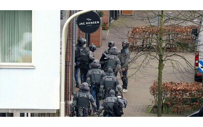 olanda un uomo prende ostaggi in un caff ho diverse bombe evacuate 150 case