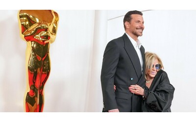 Oscar 2024, Bradley Cooper e la madre Gloria Campano ancora sul red carpet....