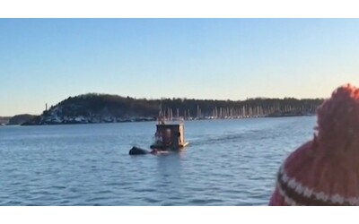 Oslo, finiscono nelle acque del fiordo con la loro Tesla: salvati da una sauna galleggiante