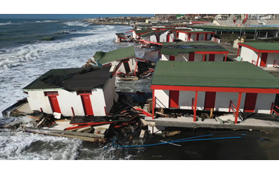 Ostia, intensa mareggiata danneggia gli stabilimenti balneari: inghiottite le cabine sulla spiaggia – Video