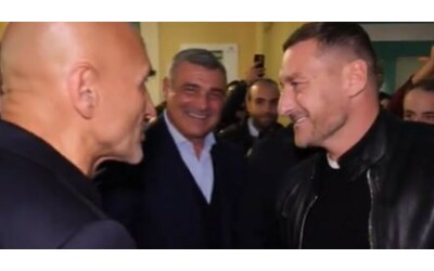 Pace fatta tra Totti e Spalletti: l’abbraccio al Bambin Gesù di Roma – Video