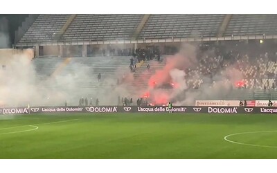 Padova-Catania, scontri tra tifoserie durante la finale di Coppa Italia di Serie C: ultras sfondano le barriere e corrono verso gli avversari