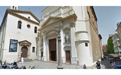 Padova, polemiche per il cartello davanti alla chiesa: “Non date l’elemosina ai mendicanti”