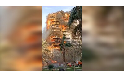 palazzo di 14 piani avvolto dalle fiamme a valencia alcuni abitanti intrappolati sui balconi le impressionanti immagini