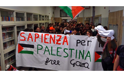 palestina libera corteo di studenti entra nella facolt di scienze politiche alla sapienza di roma video