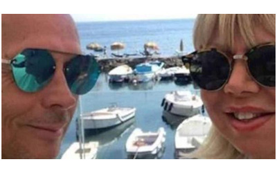 Paolo Belli sospende il suo tour teatrale: “Mia moglie Deanna sta male, l’unica cosa che conta è stare vicino a lei”