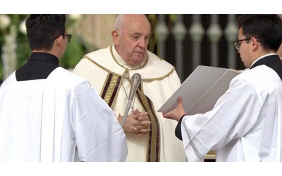 papa francesco celebra la messa di pasqua le immagini da piazza san pietro gremita di fedeli