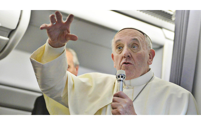 Papa Francesco, distinguo sulle coppie gay. “Benediciamo le persone, non il...