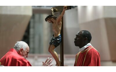 Papa Francesco, niente Via Crucis del Venerdì Santo: l’annuncio all’ultimo momento. Le sue meditazioni anche sulla “follia della guerra”