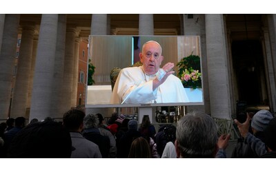 Papa Francesco rimanda alcuni impegni dopo la Tac in ospedale: “Nessuna...