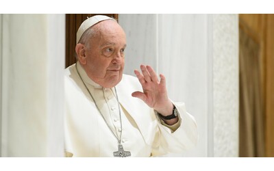 Papa: “Scandalizzarsi per la benedizione ai gay? Ipocrisia. È peccato benedire un imprenditore che sfrutta la gente”