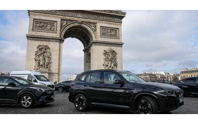 Parigi al voto per il referendum anti Suv: “Volete una tariffa di sosta più alta per i veicoli ingombranti e inquinanti?”