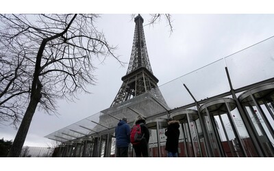 Parigi, la Tour Eiffel chiusa per sciopero per il 4° giorno consecutivo. I...