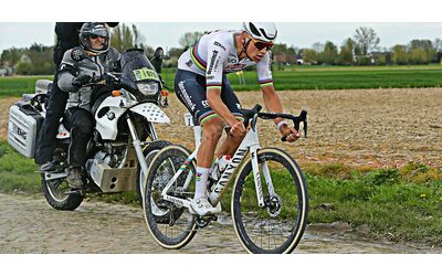 Parigi-Roubaix, impresa leggendaria di Van der Poel: trionfa dopo 60 km di fuga. Talmente onnipotente da annichilire la corsa