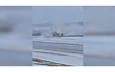 Paura sul volo Orio-Vilnius, l’aereo sbanda e finisce fuori dalla pista...