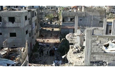 Persone in fuga e città distrutte, i droni in volo sulla Striscia di Gaza a...