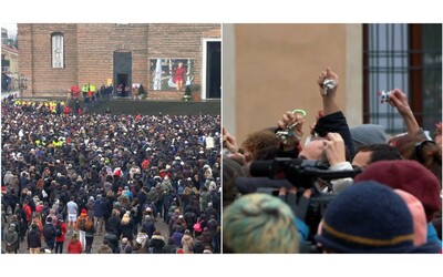 Piazza gremita a Padova per i funerali di Giulia Cecchettin: migliaia di persone fanno rumore agitando mazzi di chiavi – Video