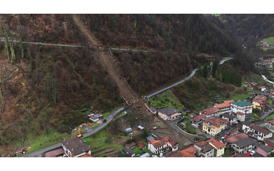 Piemonte, frana in valle Strona: 450 persone isolate. le immagini dello smottamento dal drone