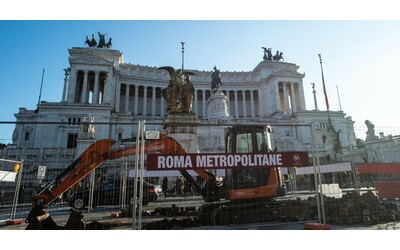Polemica sulla metro di Roma chiusa nella pausa pranzo a Natale. Ma a Milano e in Europa non va meglio