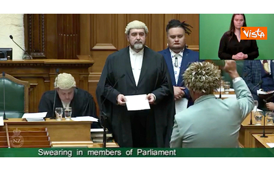 politico maori deve giurare fedelt a re carlo iii ma rompe il protocollo ecco l haka nel parlamento neozelandese