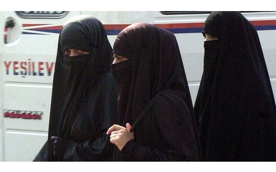 pordenone bimba di 10 anni viene mandata a scuola con il niqab la maestra chiede ai genitori di farle scoprire il volto