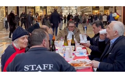 Pranzo di Natale per i senza fissa dimora nella Galleria dello shopping Milano, ma arrivano i vigili: multa per “occupazione abusiva”