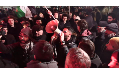 presidio a roma contro le cariche della polizia gli studenti sotto il viminale piantedosi si dimetta