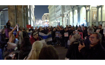 Presidio di protesta a Milano per la morte di Navalny: “Era la nostra speranza e Putin lo ha ucciso”